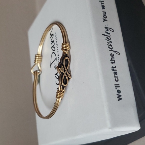 Luca + Danni Embrace the Journey Arrow Bracelet - Picture 1 of 5